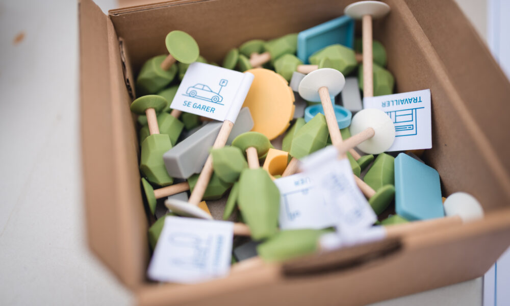 Photo de maquettes permettant aux participants de tester leurs idées.