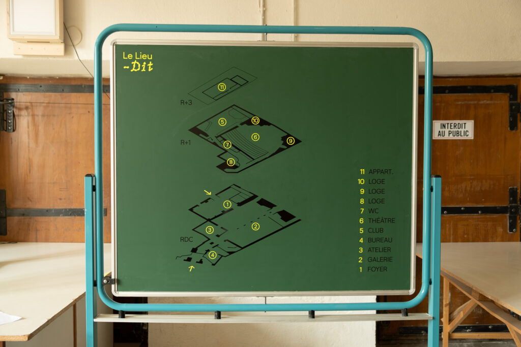 Photo d'un tableau d'école réutilisé comme plan d'orientation dans un espace culturel.