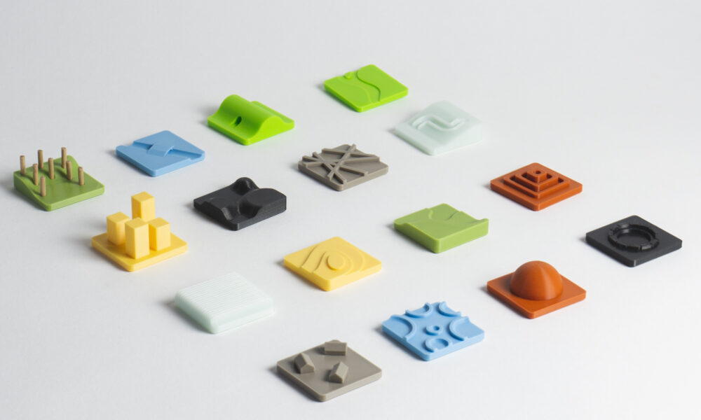 Ensemble de pièces d'un outil ludique composé de pièces imprimées en 3D. Les pièces sont interchangeables et permettent aux utilisateurs de tester des configuration différentes.