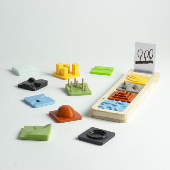Outil ludique composé de pièces imprimées en 3D et d'un socle en bois découpé. Les pièces sont interchangeables et permettent aux utilisateurs de tester des configuration différentes.