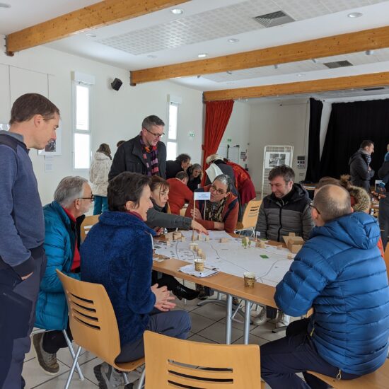 Visite d'un bourg lors d'un atelier participatif de co-conception en urbanisme.